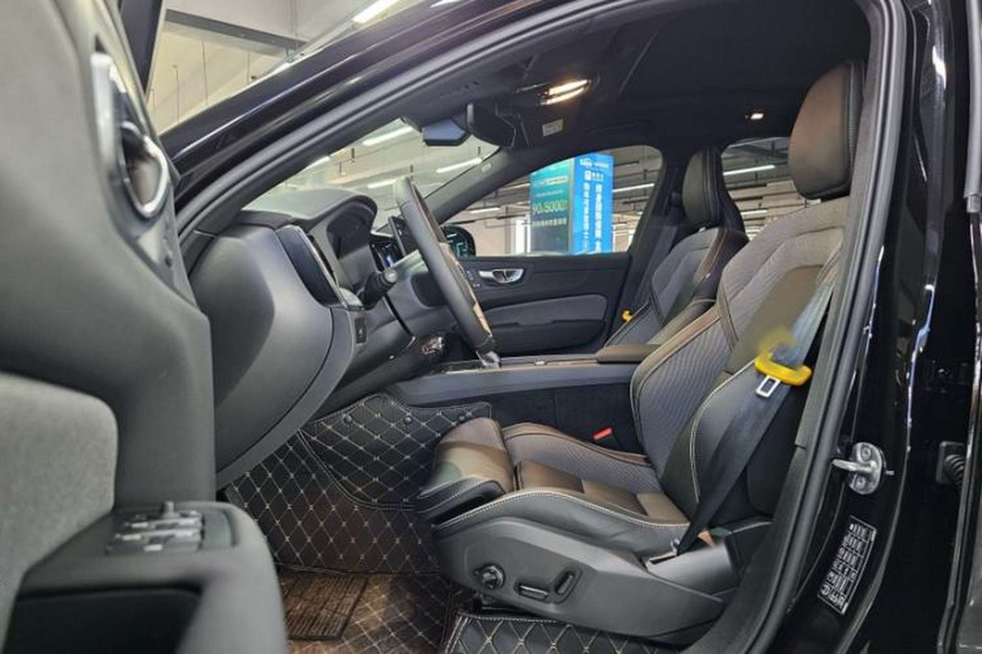 Used Volvo XC60 2026 B5 4x4 Smart Range Extreme Night Black Edition Interior 2