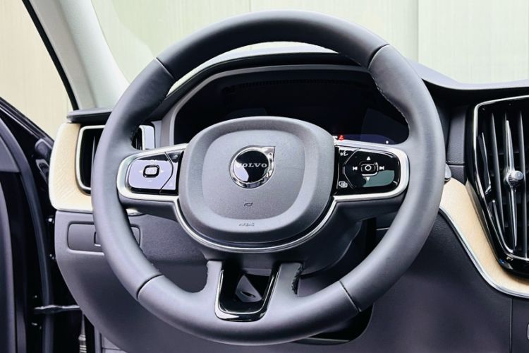 Used Volvo XC60 2026 B5 4x4 Smart Luxury Edition Interior 5