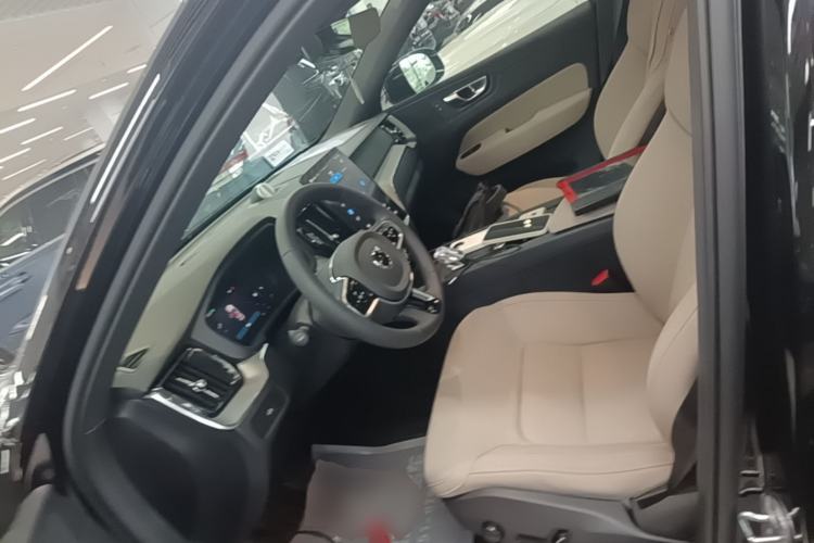 Used Volvo XC60 2026 B5 4x4 Smart Luxury Edition Left Front Seat