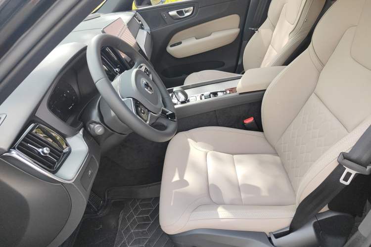 Used Volvo XC60 2026 B5 4x4 Smart Luxury Edition Left Front Seat