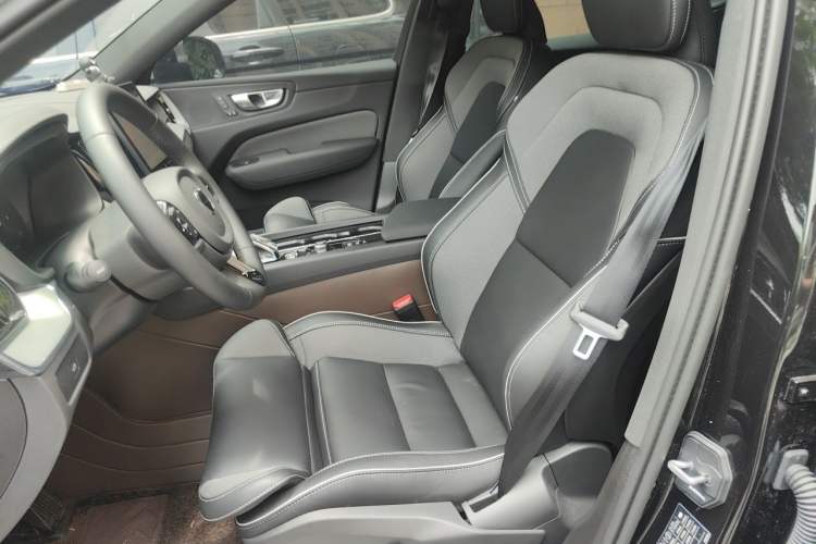 Used Volvo XC60 2026 B5 4x4 Smart Range Extreme Night Black Edition Left Front Seat