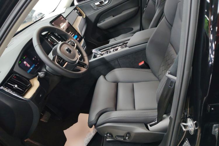 Used Volvo XC60 2026 B5 4x4 Smart Luxury Edition Left Front Seat
