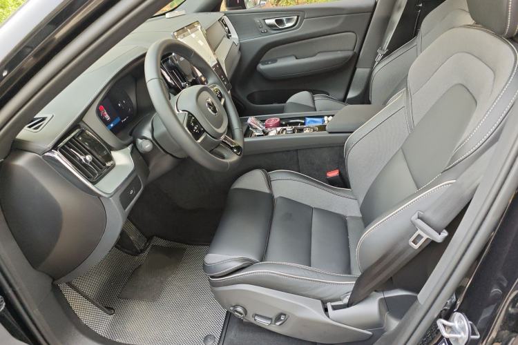 Used Volvo XC60 2026 B5 4x4 Smart Range Extreme Night Black Edition Left Front Seat