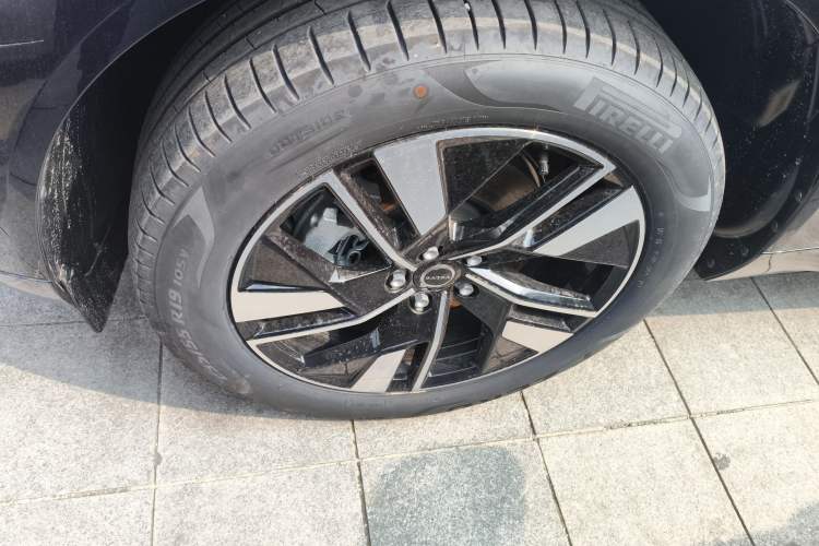 Used Volvo XC60 2026 B5 4x4 Smart Luxury Edition Left Front Wheel Hub