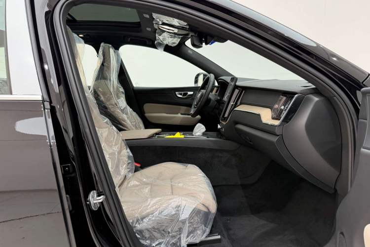 Used Volvo XC60 2026 B5 4x4 Smart Luxury Edition Right Front Seat