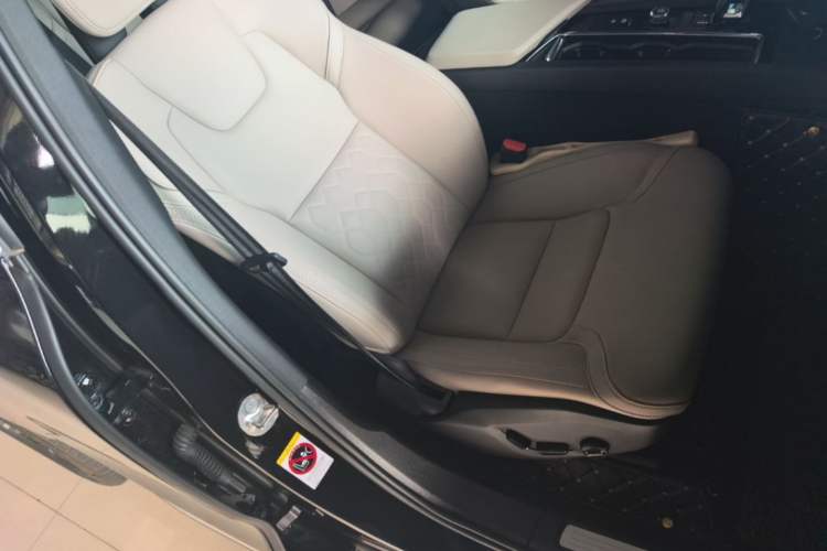 Used Volvo XC60 2026 B5 4x4 Smart Luxury Edition Right Front Seat