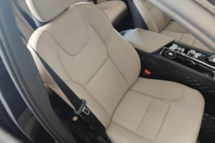 Used Volvo XC60 2026 B5 4x4 Smart Luxury Edition Right Front Seat