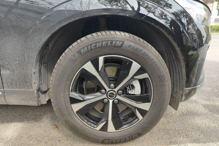 Used Volvo XC60 2026 B5 4x4 Smart Luxury Edition Right Front Wheel Hub