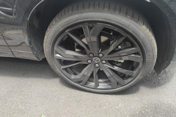 Used Volvo XC60 2026 B5 4x4 Smart Range Extreme Night Black Edition Right Front Wheel Hub