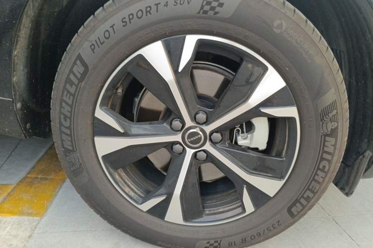Used Volvo XC60 2026 B5 4x4 Smart Luxury Edition Right Front Wheel Hub