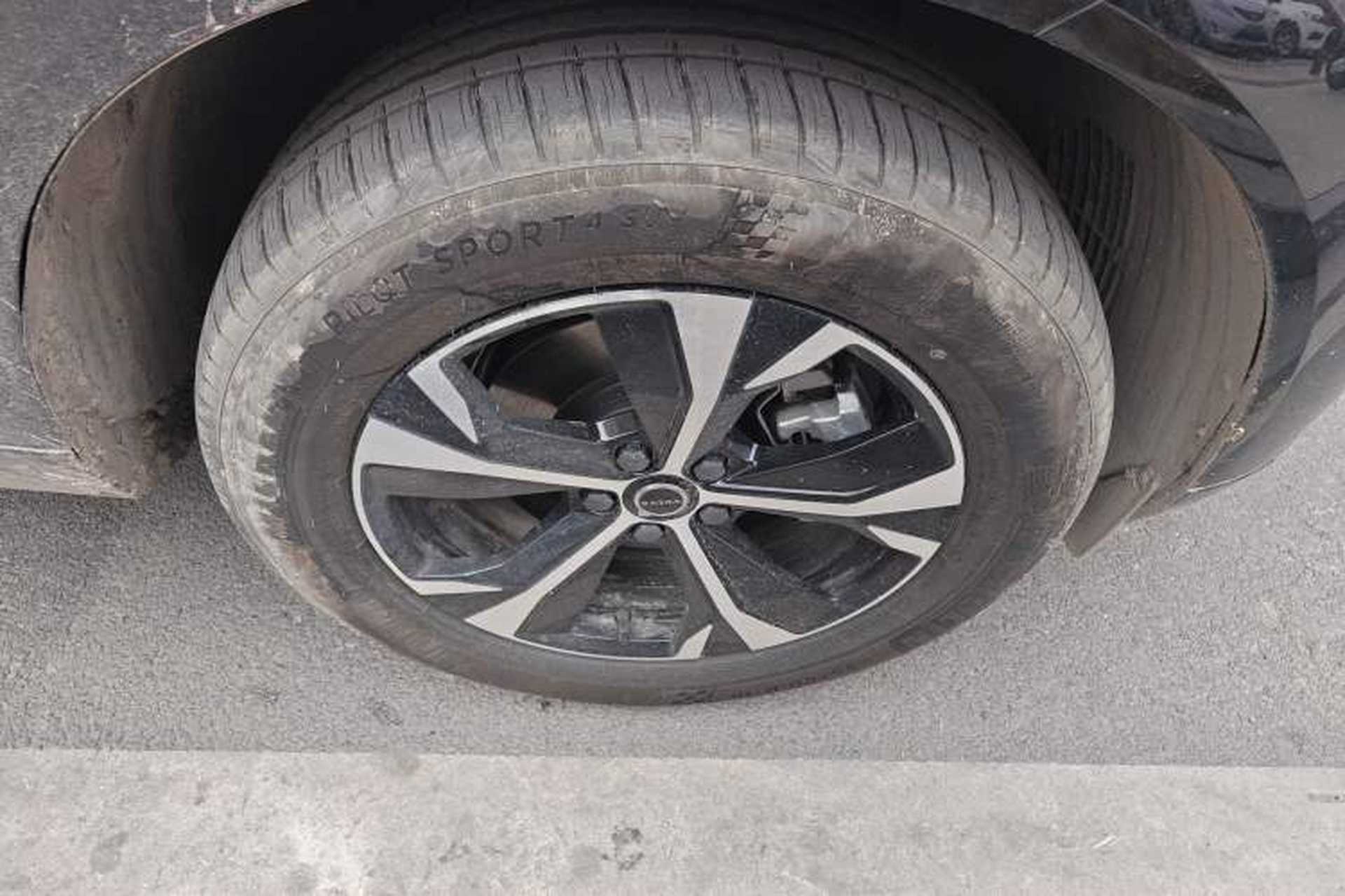 Used Volvo XC60 2026 B5 4x4 Smart Luxury Edition Right Front Wheel Hub