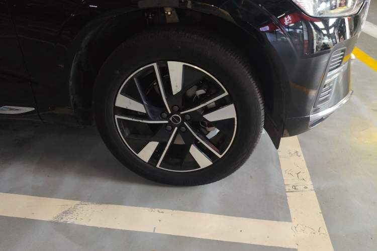 Used Volvo XC60 2026 B5 4x4 Smart Luxury Edition Right Front Wheel Hub