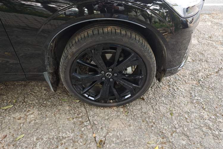 Used Volvo XC60 2026 B5 4x4 Smart Range Extreme Night Black Edition Right Front Wheel Hub
