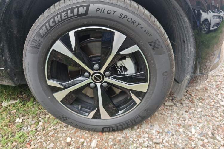Used Volvo XC60 2026 B5 4x4 Smart Luxury Edition Right Front Wheel Hub