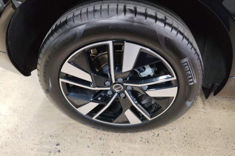 Used Volvo XC60 2026 B5 4x4 Smart Luxury Edition Right Rear Wheel Hub