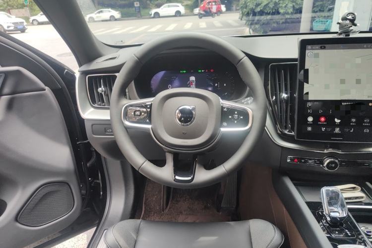 Used Volvo XC60 2026 B5 4x4 Smart Range Extreme Night Black Edition Steering Wheel