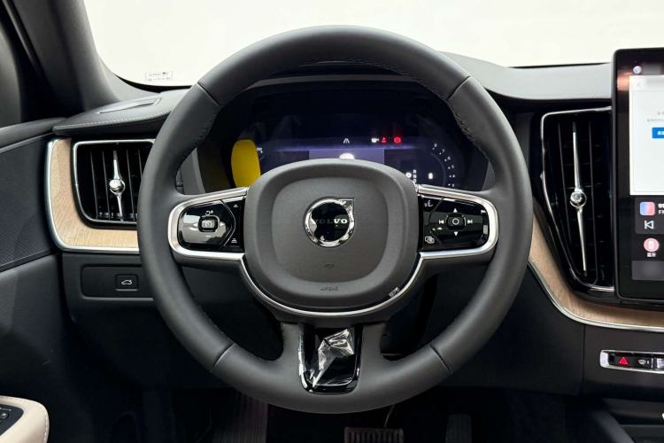 Used Volvo XC60 2026 B5 4x4 Smart Luxury Edition Steering Wheel