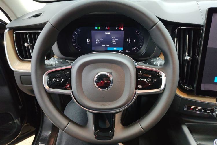 Used Volvo XC60 2026 B5 4x4 Smart Luxury Edition Steering Wheel