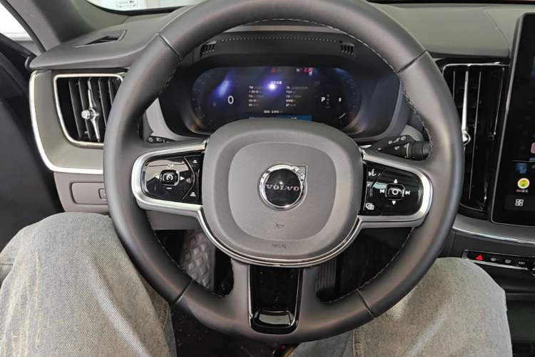 Used Volvo XC60 2026 B5 4x4 Smart Luxury Edition Steering Wheel