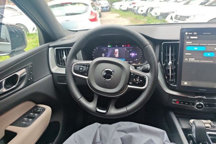 Used Volvo XC60 2026 B5 4x4 Smart Luxury Edition Steering Wheel