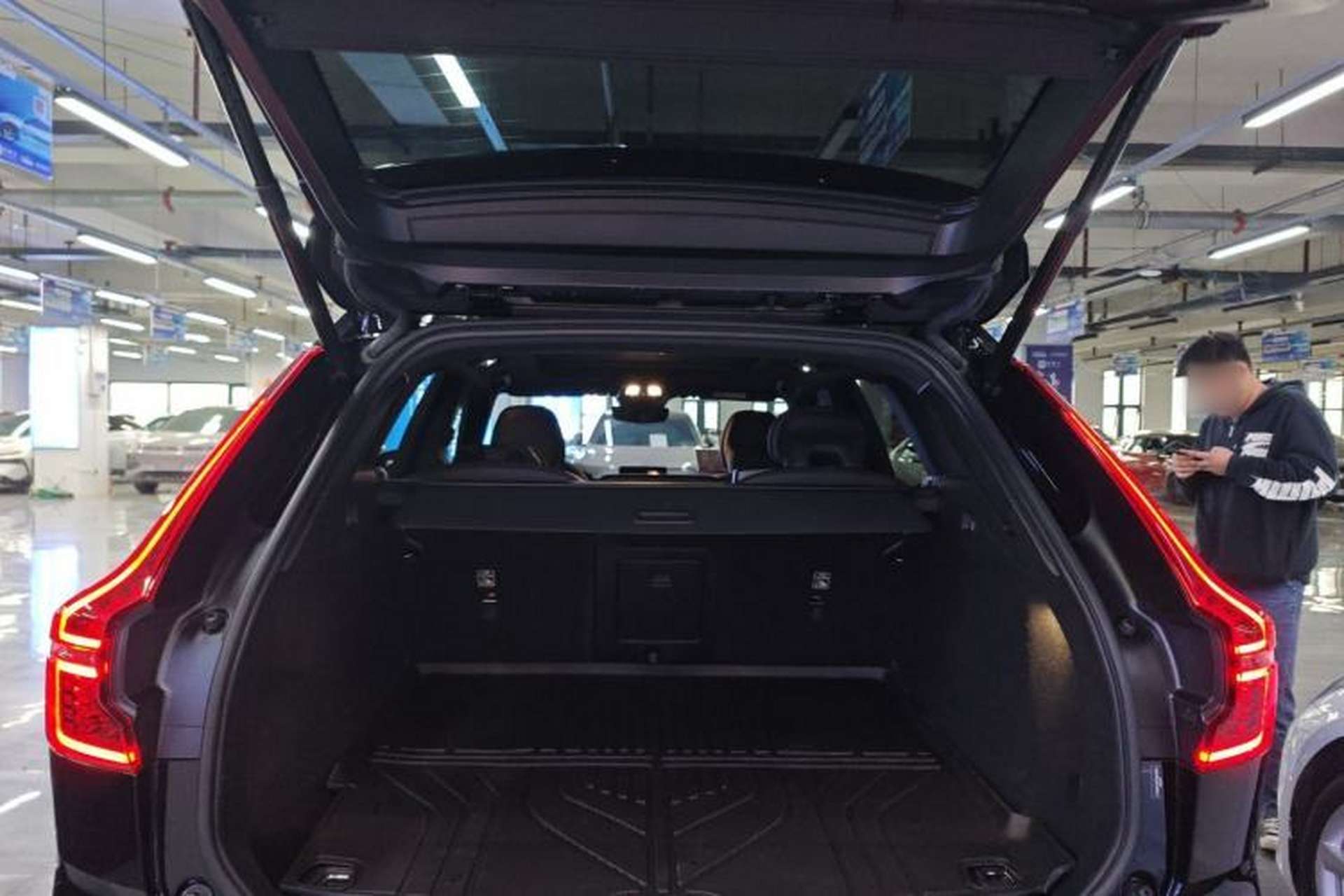 Used Volvo XC60 2026 B5 4x4 Smart Range Extreme Night Black Edition Trunk