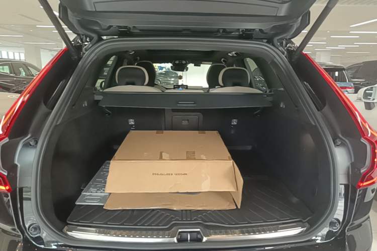 Used Volvo XC60 2026 B5 4x4 Smart Luxury Edition Trunk