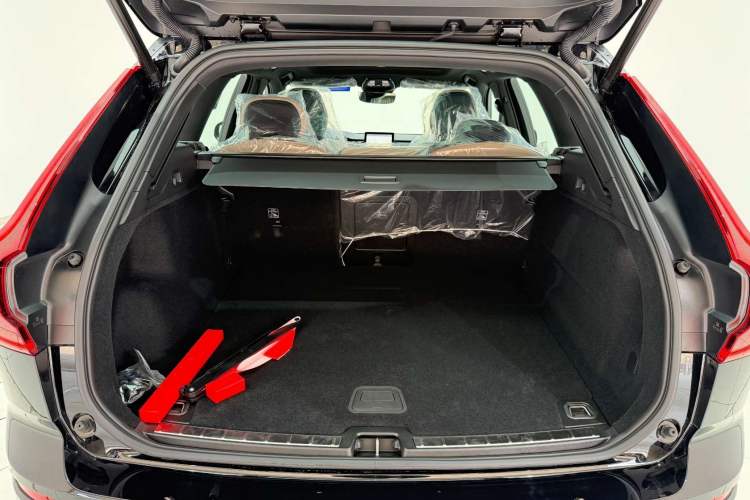 Used Volvo XC60 2026 B5 4x4 Smart Luxury Edition Trunk