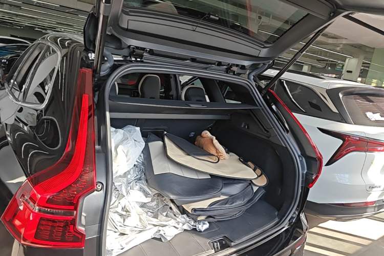 Used Volvo XC60 2026 B5 4x4 Smart Luxury Edition Trunk