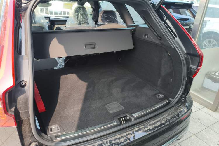 Used Volvo XC60 2026 B5 4x4 Smart Luxury Edition Trunk