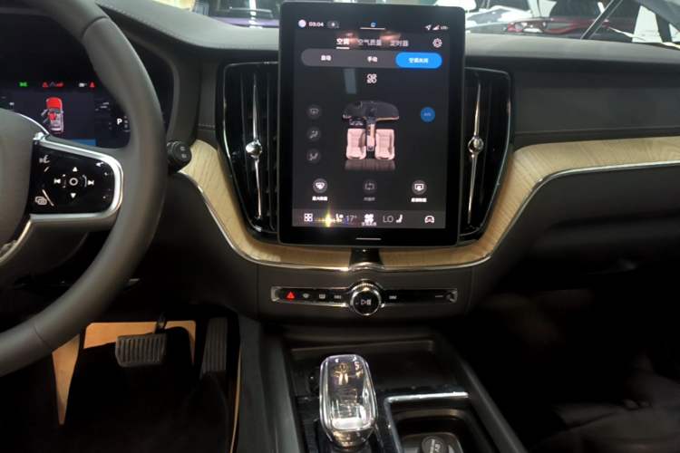 Used Volvo XC60 2026 B5 4x4 Smart Luxury Edition Audio And AC Panel