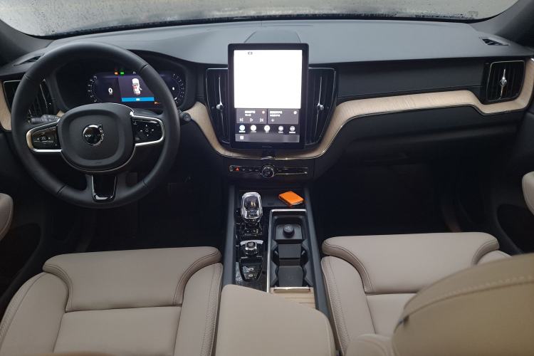Used Volvo XC60 2026 B5 4x4 Smart Luxury Edition Center Console
