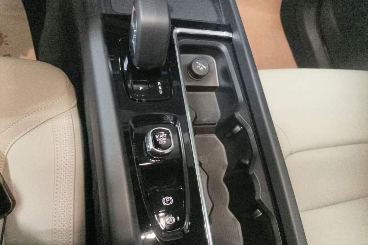 Used Volvo XC60 2026 B5 4x4 Smart Luxury Edition Gear Lever