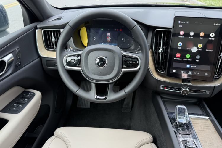 Used Volvo XC60 2026 B5 4x4 Smart Luxury Edition Interior 2