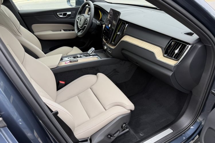 Used Volvo XC60 2026 B5 4x4 Smart Luxury Edition Interior 6