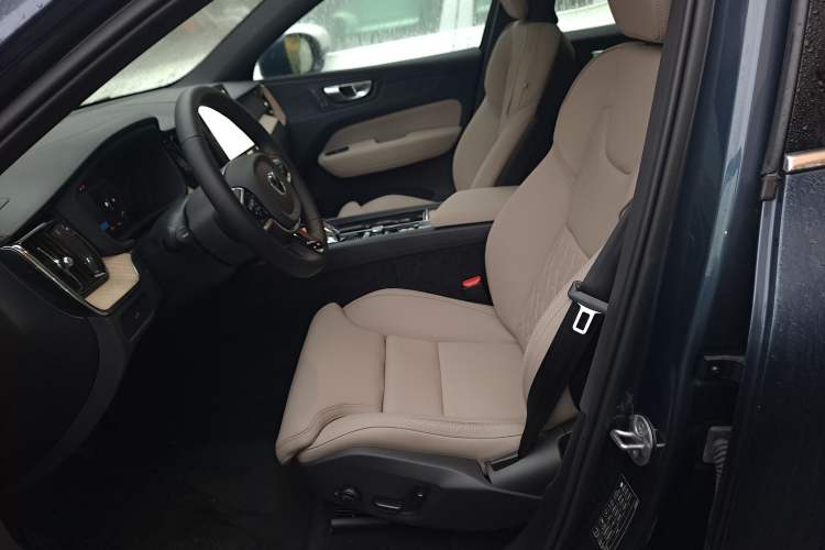 Used Volvo XC60 2026 B5 4x4 Smart Luxury Edition Left Front Seat