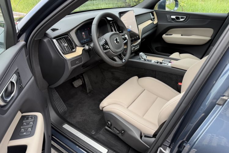 Used Volvo XC60 2026 B5 4x4 Smart Luxury Edition Left Front Seat