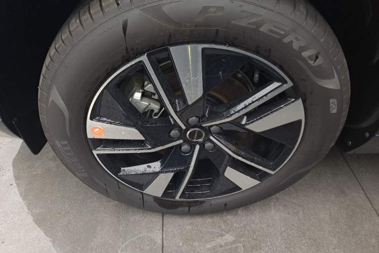 Used Volvo XC60 2026 B5 4x4 Smart Luxury Edition Left Front Wheel Hub