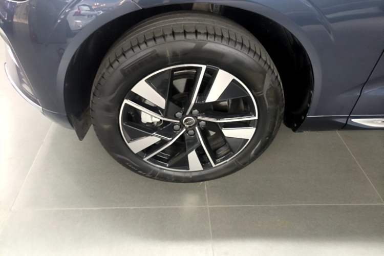 Used Volvo XC60 2026 B5 4x4 Smart Luxury Edition Left Front Wheel Hub