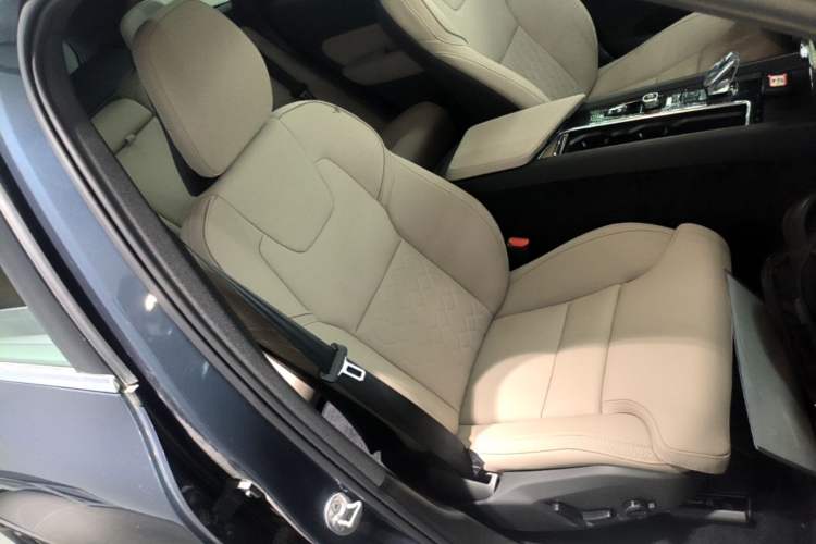 Used Volvo XC60 2026 B5 4x4 Smart Luxury Edition Right Front Seat