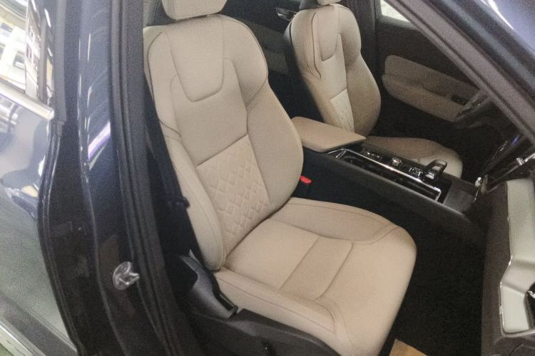 Used Volvo XC60 2026 B5 4x4 Smart Luxury Edition Right Front Seat
