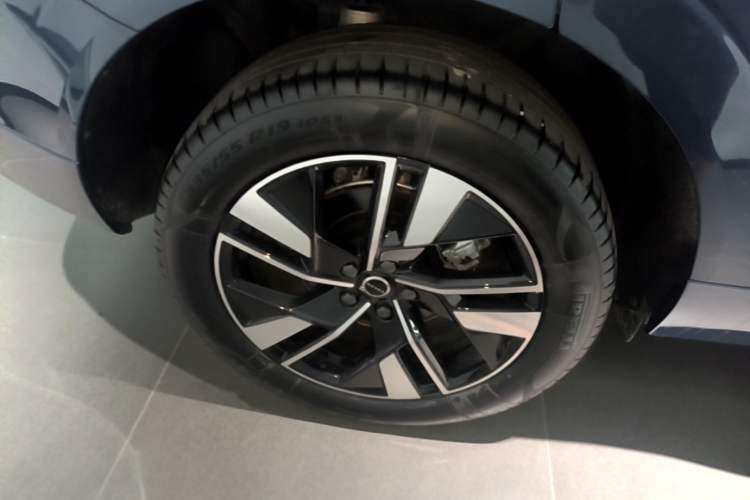 Used Volvo XC60 2026 B5 4x4 Smart Luxury Edition Right Rear Wheel Hub