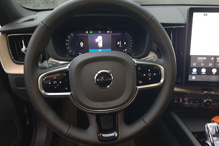 Used Volvo XC60 2026 B5 4x4 Smart Luxury Edition Steering Wheel