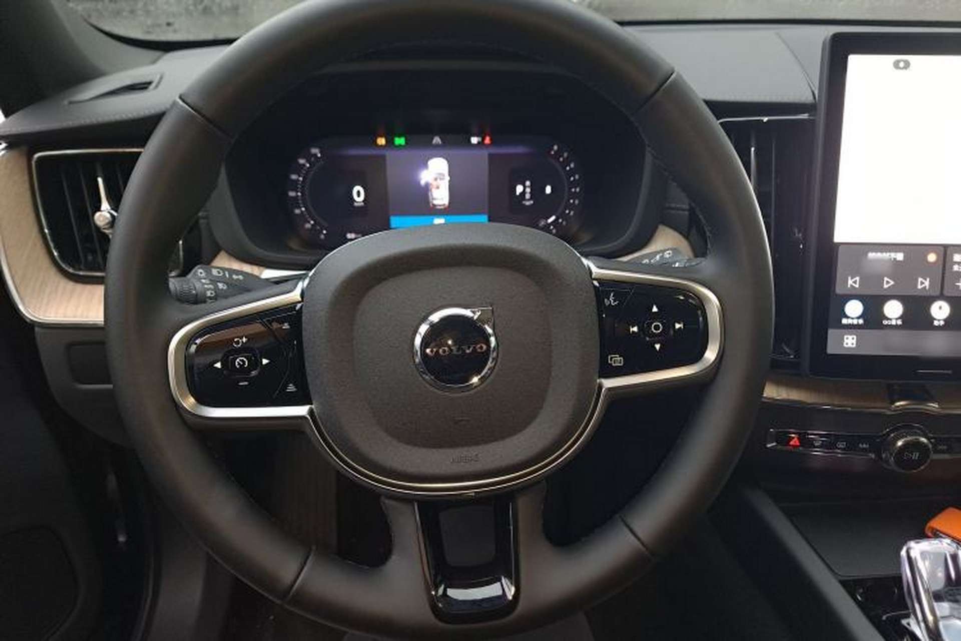 Used Volvo XC60 2026 B5 4x4 Smart Luxury Edition Steering Wheel