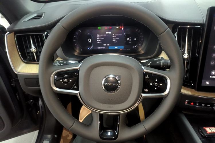 Used Volvo XC60 2026 B5 4x4 Smart Luxury Edition Steering Wheel