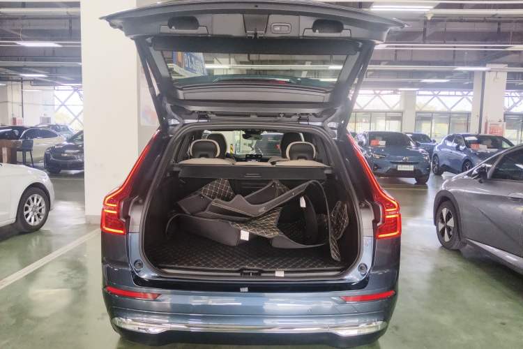 Used Volvo XC60 2026 B5 4x4 Smart Luxury Edition Trunk