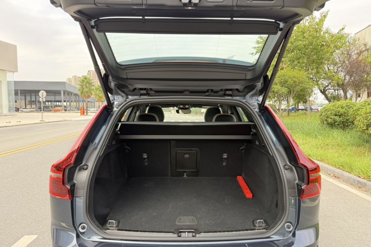Used Volvo XC60 2026 B5 4x4 Smart Luxury Edition Trunk