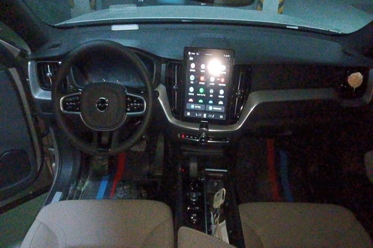 Used Volvo XC60 2026 B5 4x4 Smart Luxury Edition Center Console
