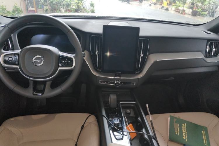 Used Volvo XC60 2026 B5 4x4 Smart Luxury Edition Center Console