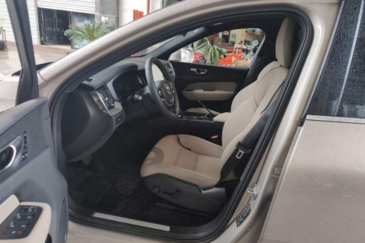 Used Volvo XC60 2026 B5 4x4 Smart Luxury Edition Driver Seat