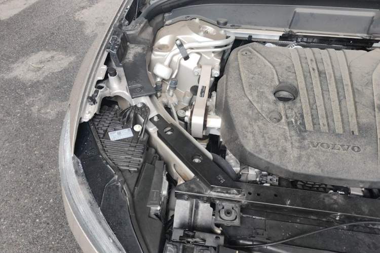 Used Volvo XC60 2026 B5 4x4 Smart Luxury Edition Engine Bay Right
